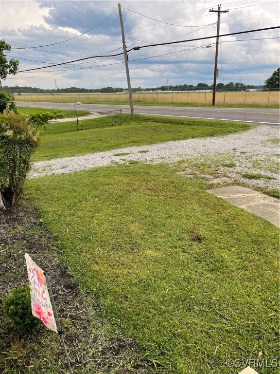 View of grassy yard featuring a rural view
