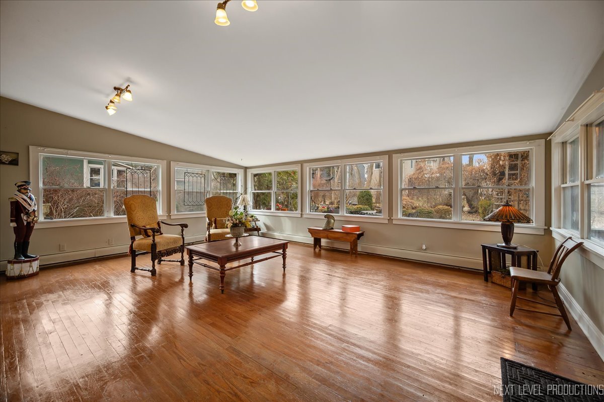 640 Anderson Boulevard Geneva, IL 60134 - Photo 19 of 41 a living room with furniture and a wooden floor