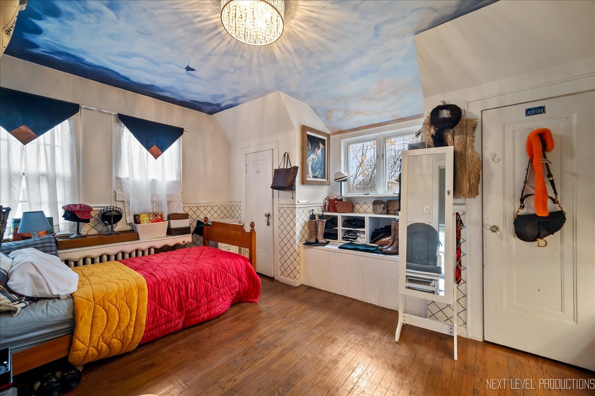 640 Anderson Boulevard Geneva, IL 60134 - Photo 24 of 41 a living room with furniture and wooden floor