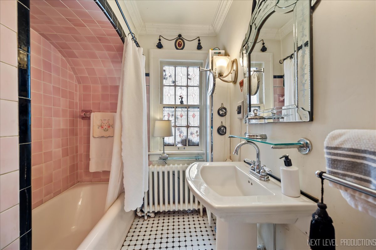 640 Anderson Boulevard Geneva, IL 60134 - Photo 25 of 41 a bathroom with a sink and a bathtub