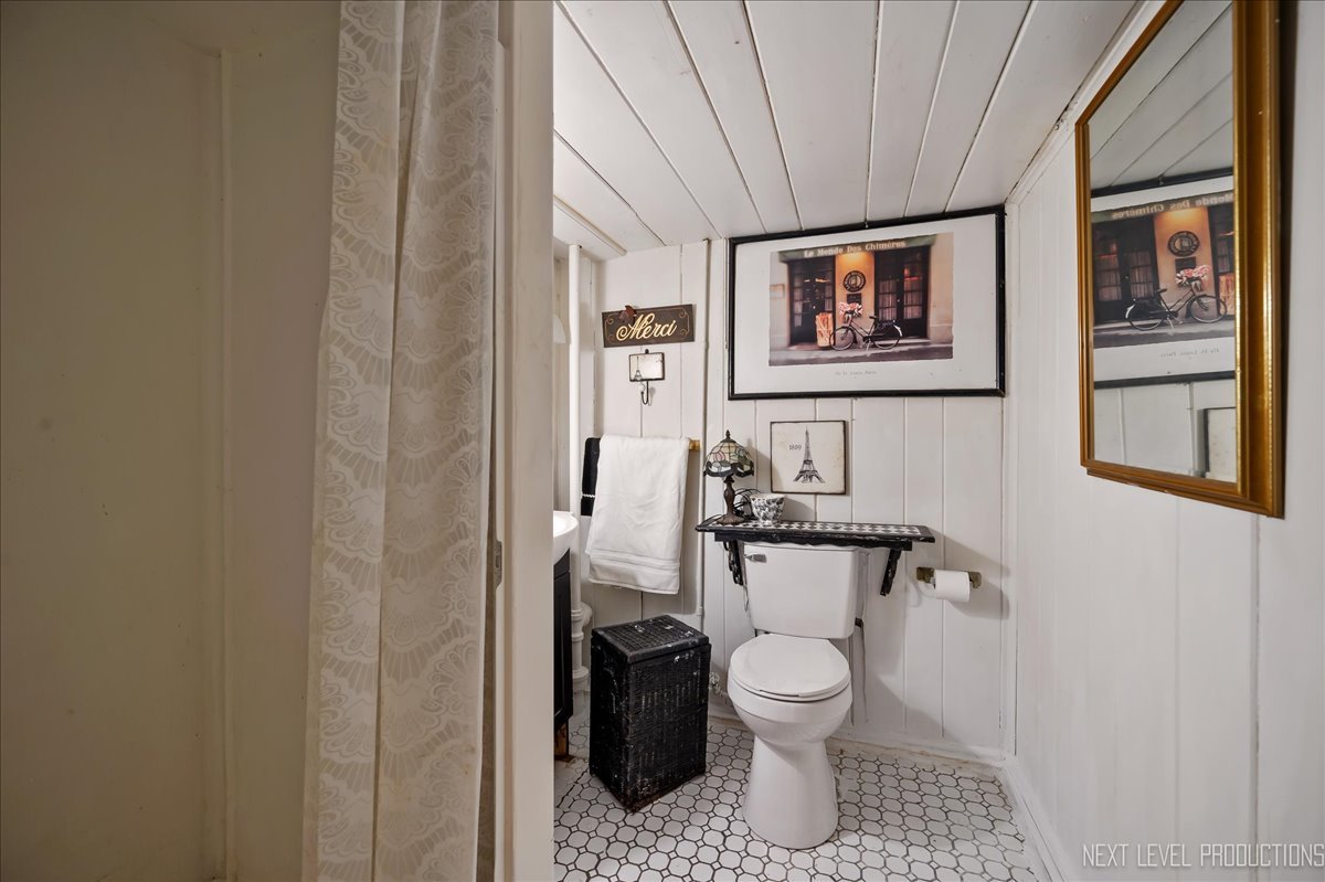 640 Anderson Boulevard Geneva, IL 60134 - Photo 28 of 41 a bathroom with a toilet and a sink