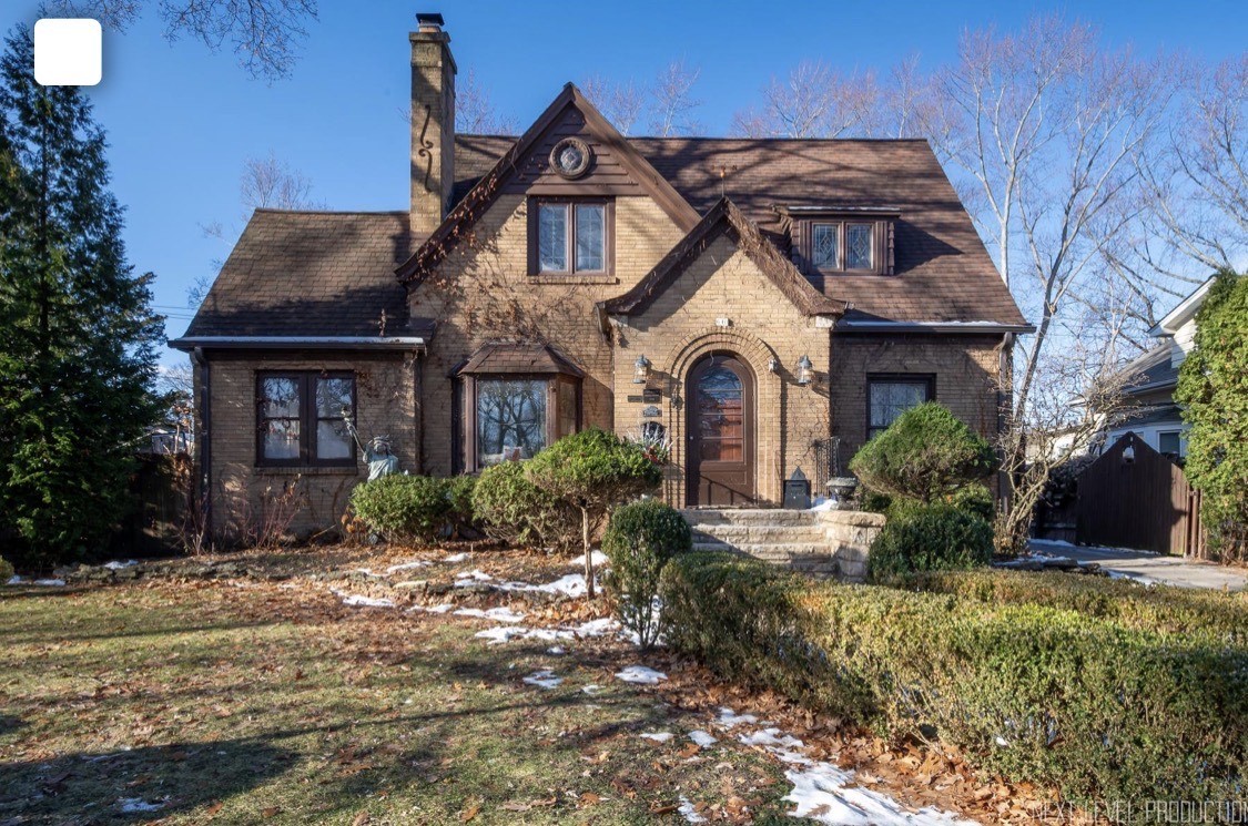 640 Anderson Boulevard Geneva, IL 60134 - Photo 33 of 41 a front view of a house with a garden