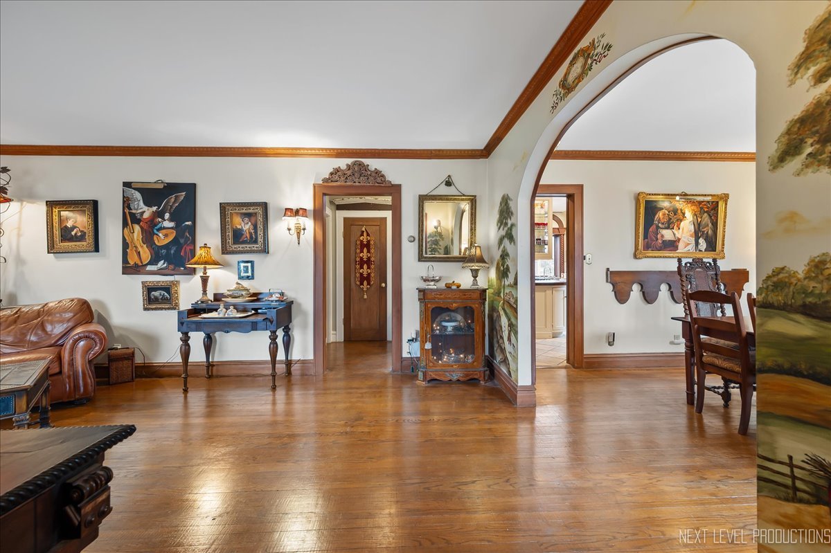 640 Anderson Boulevard Geneva, IL 60134 - Photo 4 of 41 a living room with furniture and wooden floor