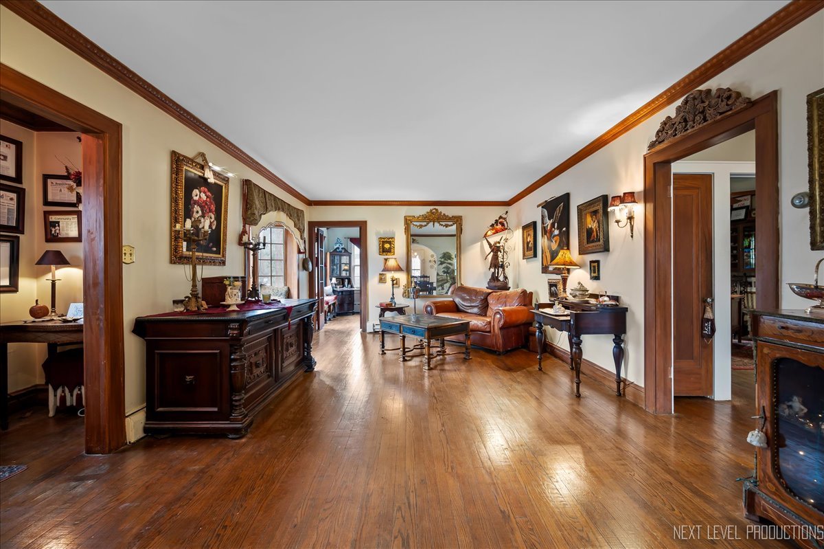 640 Anderson Boulevard Geneva, IL 60134 - Photo 5 of 41 a living room with furniture and wooden floor
