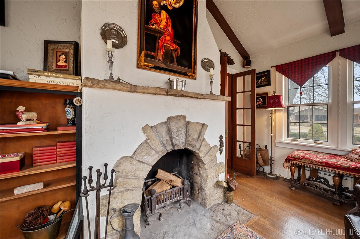 640 Anderson Boulevard Geneva, IL 60134 - Photo 8 of 41 a living room with furniture and a fireplace