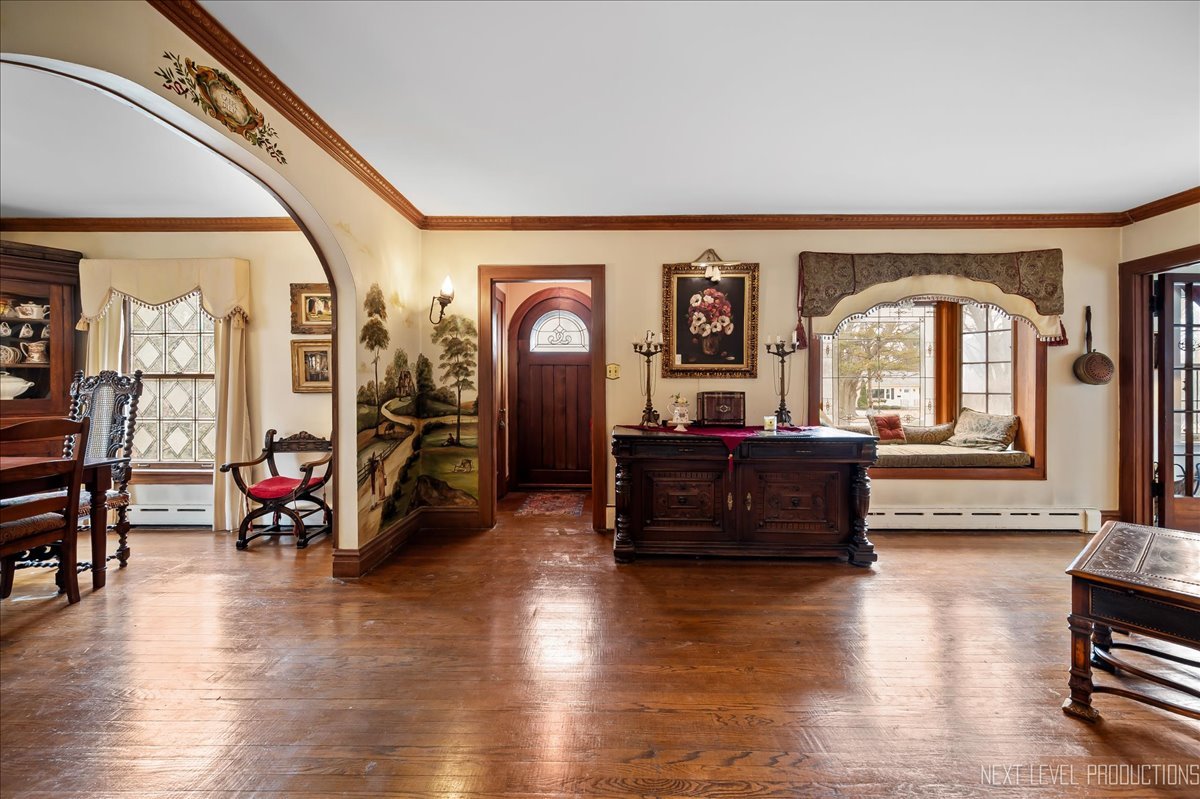 640 Anderson Boulevard Geneva, IL 60134 - Photo 10 of 41 a living room with furniture and wooden floor