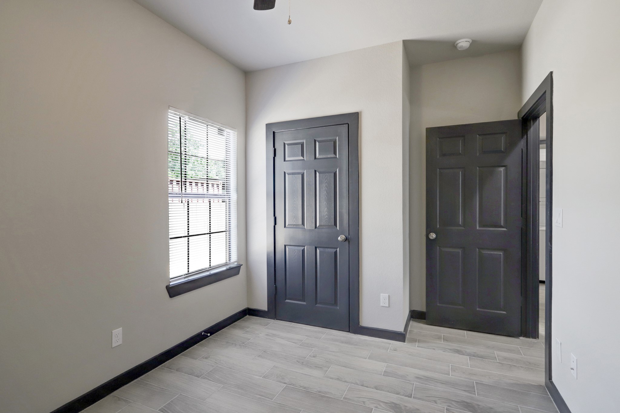 5624 Kittridge Street, Unit B Houston, TX 77028 - Photo 7 of 8 an empty room with windows and closet