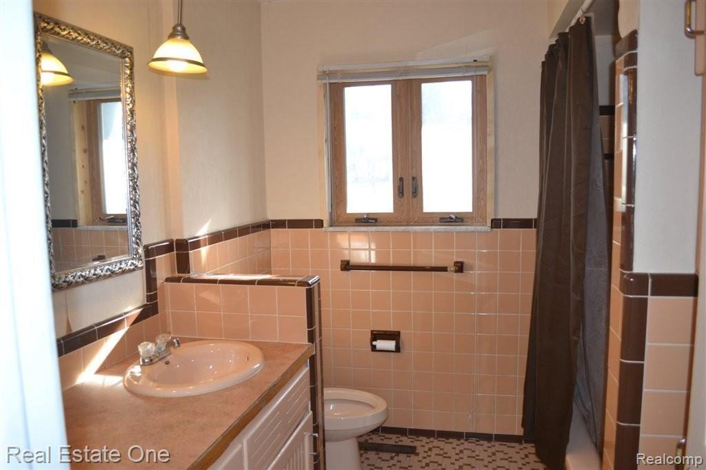 1382 Potomac Drive Rochester, MI 48306 - Photo 15 of 22 Bathroom