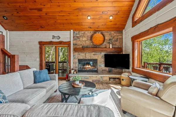 $1,749,900 | 3024 Nagawicka Avenue, Delafield, WI 53018