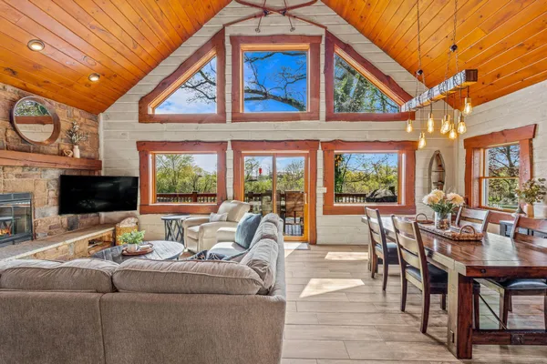 $1,749,900 | 3024 Nagawicka Avenue, Delafield, WI 53018