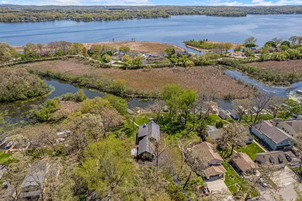 $1,749,900 | 3024 Nagawicka Avenue, Delafield, WI 53018