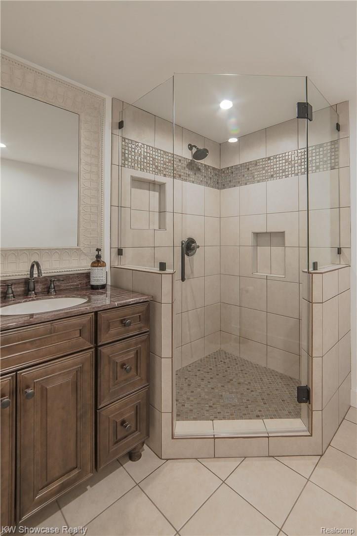 1110 Seneca Road Lake Orion, MI 48362 - Photo 39 of 50 Entertainment Level Ensuite Master Bath