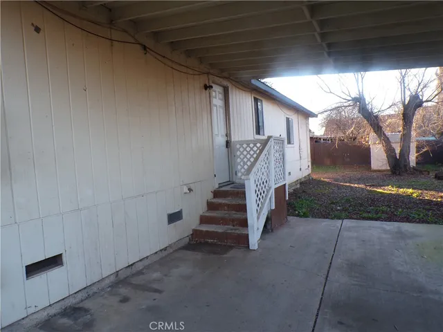 a view of entryway with a yard