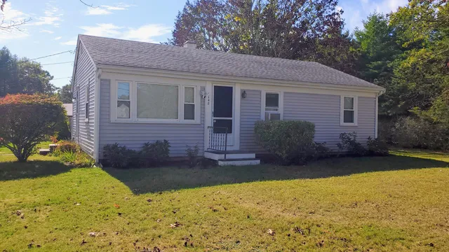 a view of a house with backyard and garden