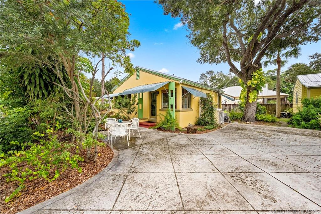 120 Southwest 5th Street Stuart, FL 34994 - Photo 25 of 35 a view of a patio with table and chairs under an umbrella