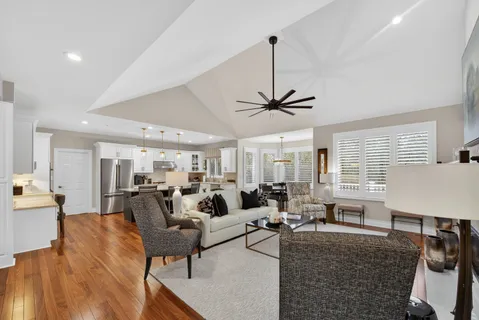 $900,000 | 4 Carlton Court, Inverness, IL 60010