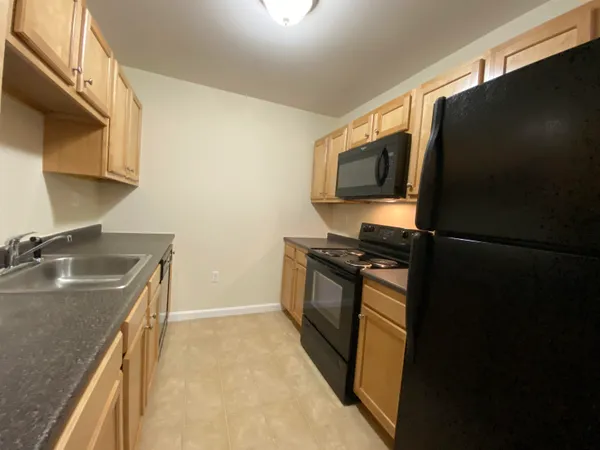 $1,965 | 100 Sentinel Court, Unit 202, Manchester, NH 03103