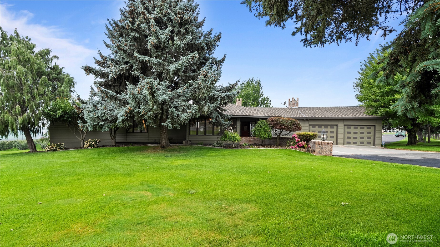 31 Rangeview Road Othello, WA 99344 - Photo 3 of 40 a view of a house with a garden