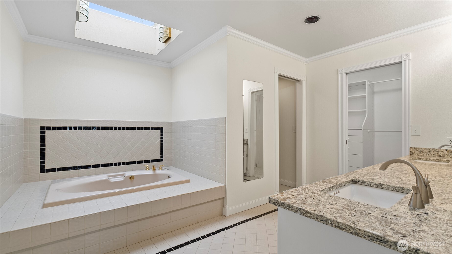 31 Rangeview Road Othello, WA 99344 - Photo 32 of 40 a living room with a flat screen tv