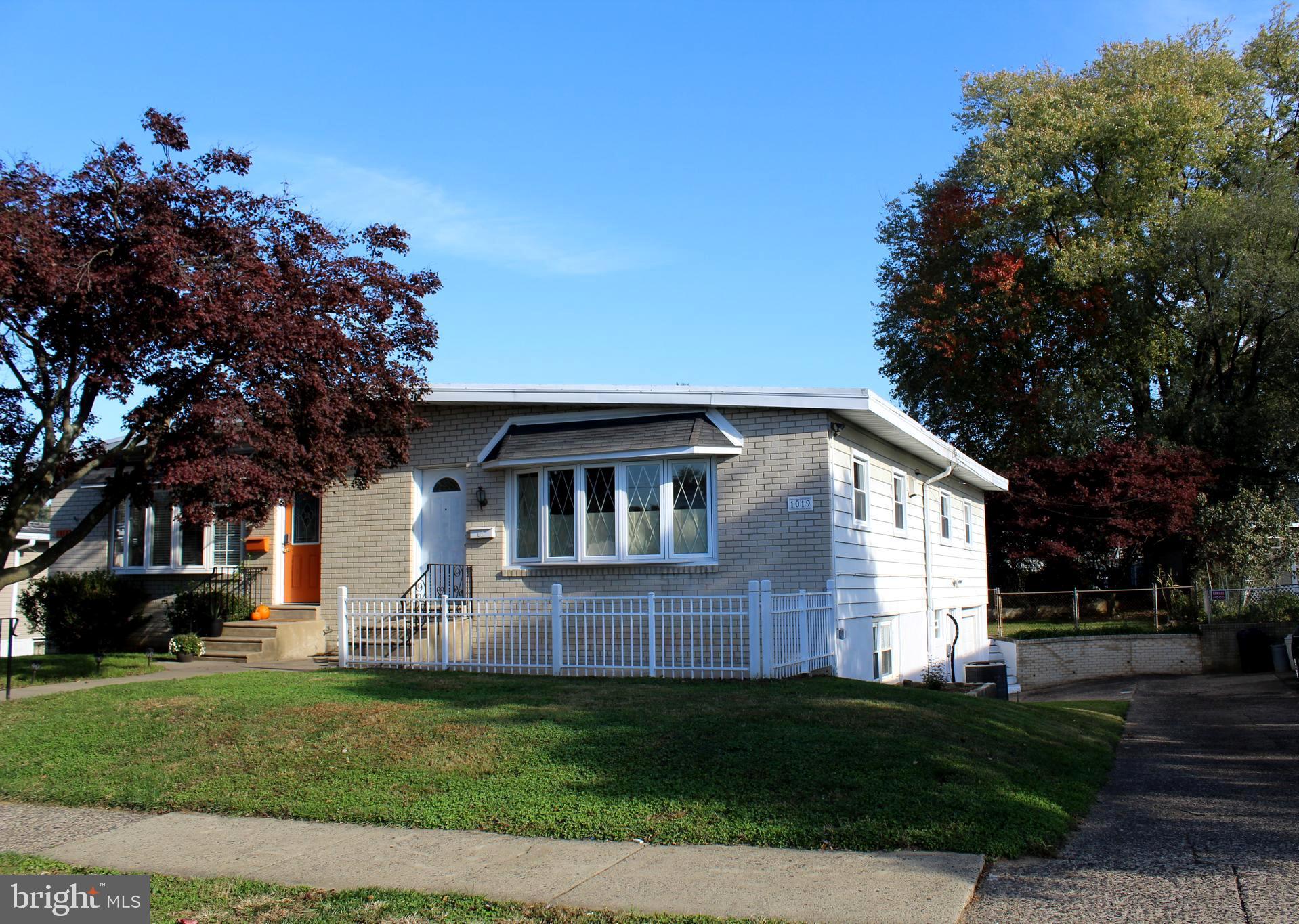1019 Surrey Road Philadelphia, PA 19115 - Photo 2 of 31