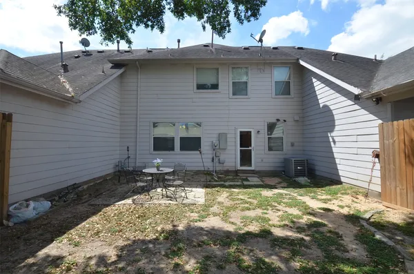 $2,400 | 2911 Meadowglen Cove, Houston, TX 77082