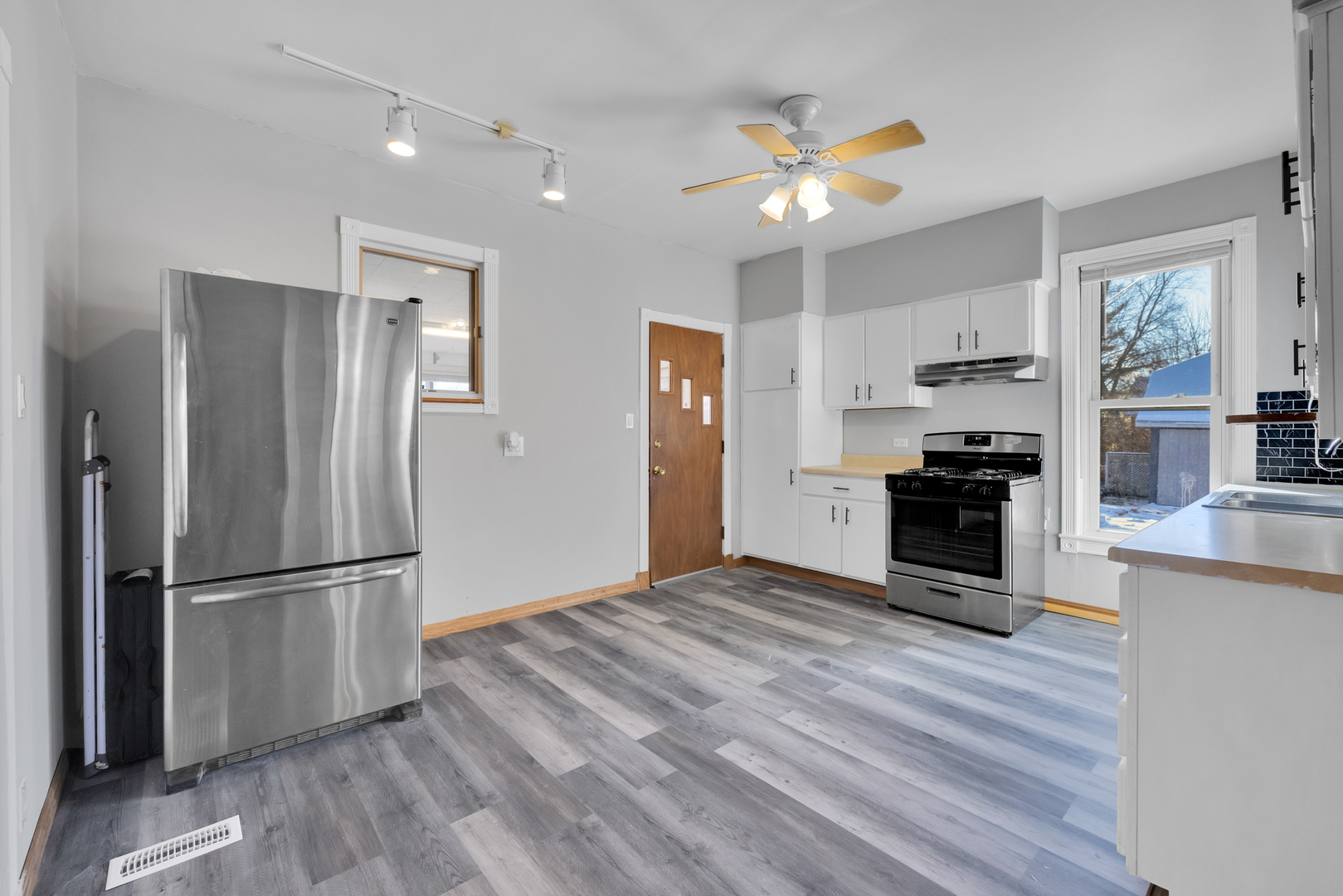 515 Orange Street Elgin, IL 60123 - Photo 12 of 28