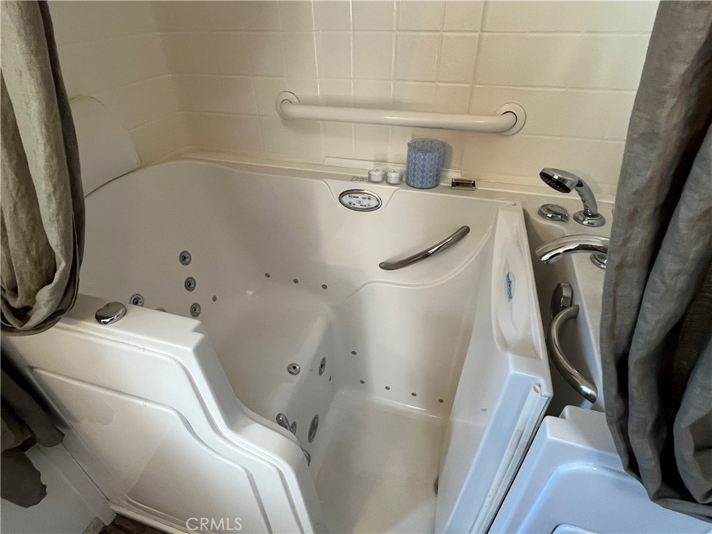 39950 7 Oaks Road, Unit 41 Angelus Oaks, CA 92305 - Photo 15 of 21 BATHROOM 1 WALK IN TUB/SHOWER