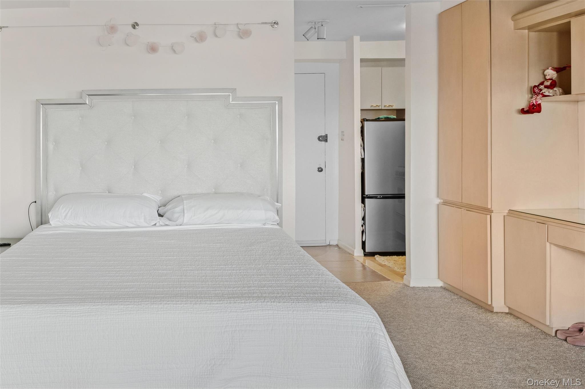 25 Neptune Boulevard, Unit 9S Long Beach, NY 11561 - Photo 7 of 21 a bathroom with a tub and shower