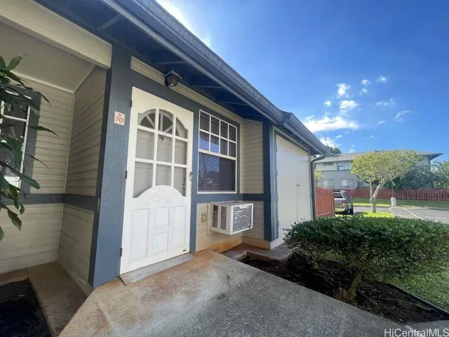a view of a house with backyard and garden