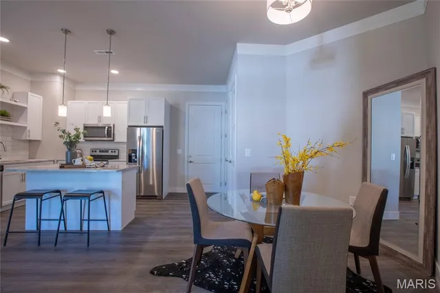 $3,160 | 226 East Lockwood Avenue, Unit 315, St. Louis, MO 63119