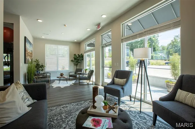 $3,160 | 226 East Lockwood Avenue, Unit 315, St. Louis, MO 63119