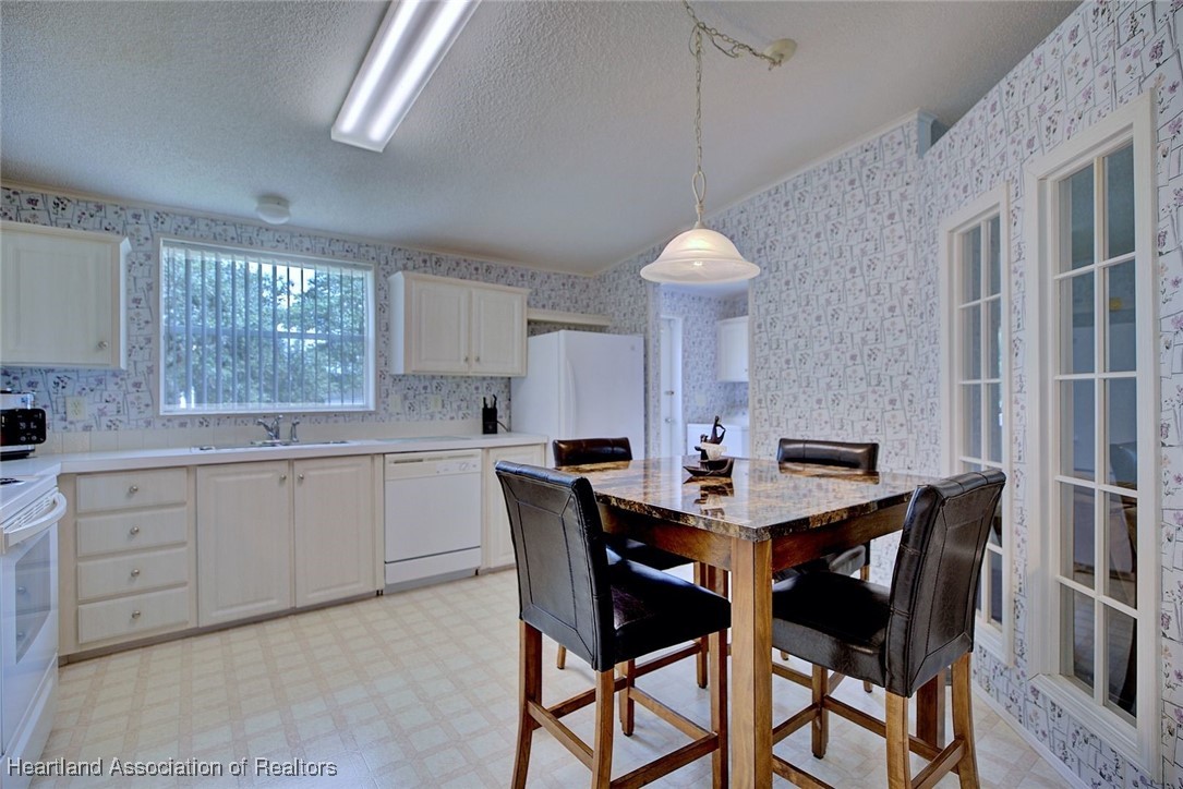 2862 West Rutland Road Avon Park, FL 33825 - Photo 12 of 50 Breakfast Area