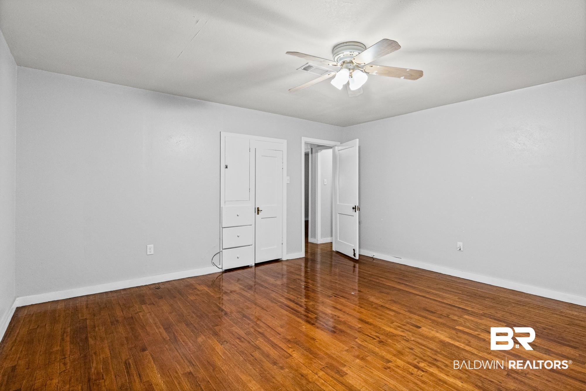 312 Sutherland Drive Mobile, AL 36611 - Photo 21 of 28 Polished wood-finish flooring complements light gray walls
