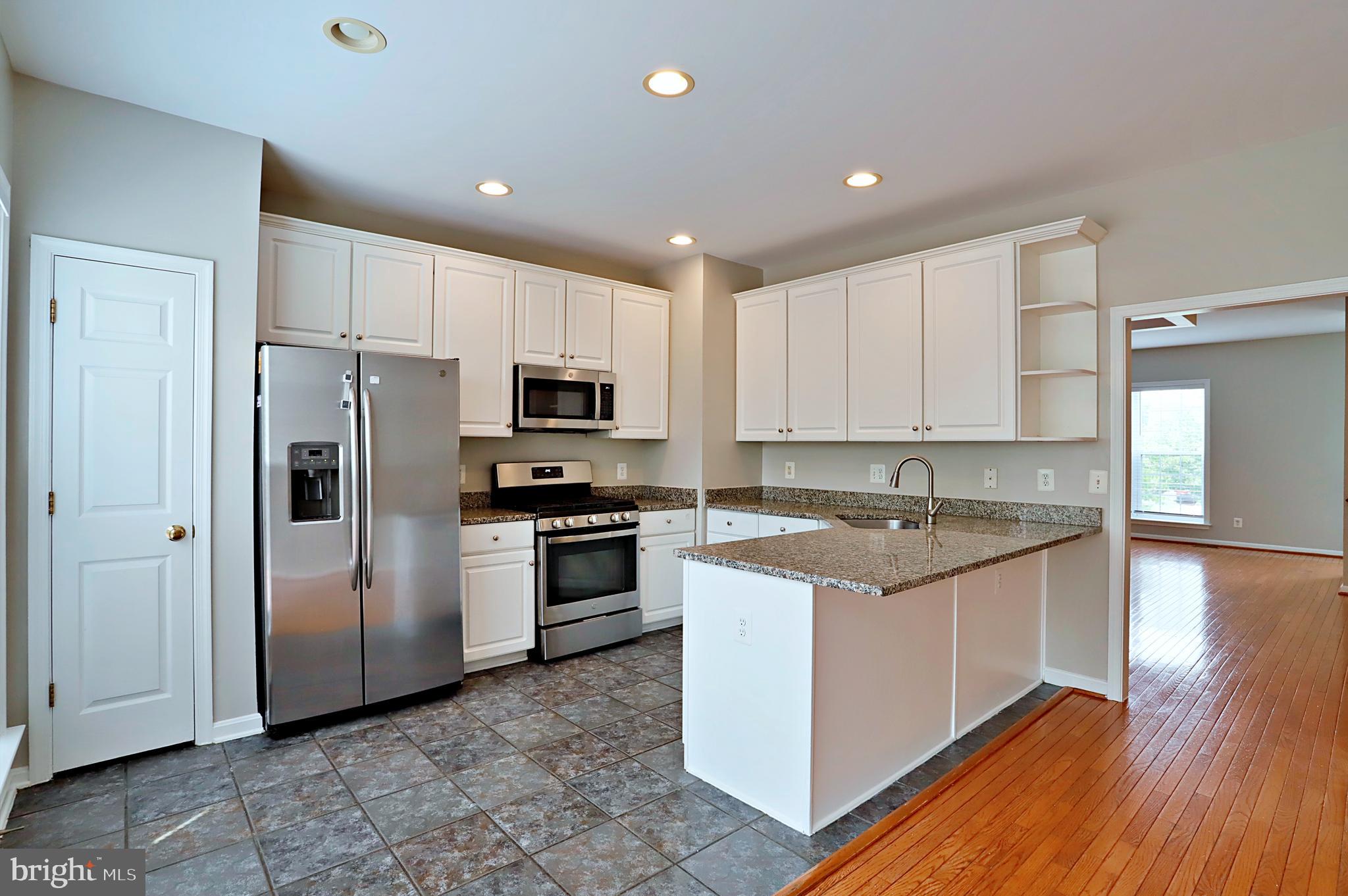 8239 Singleleaf Lane Lorton, VA 22079 - Photo 4 of 48