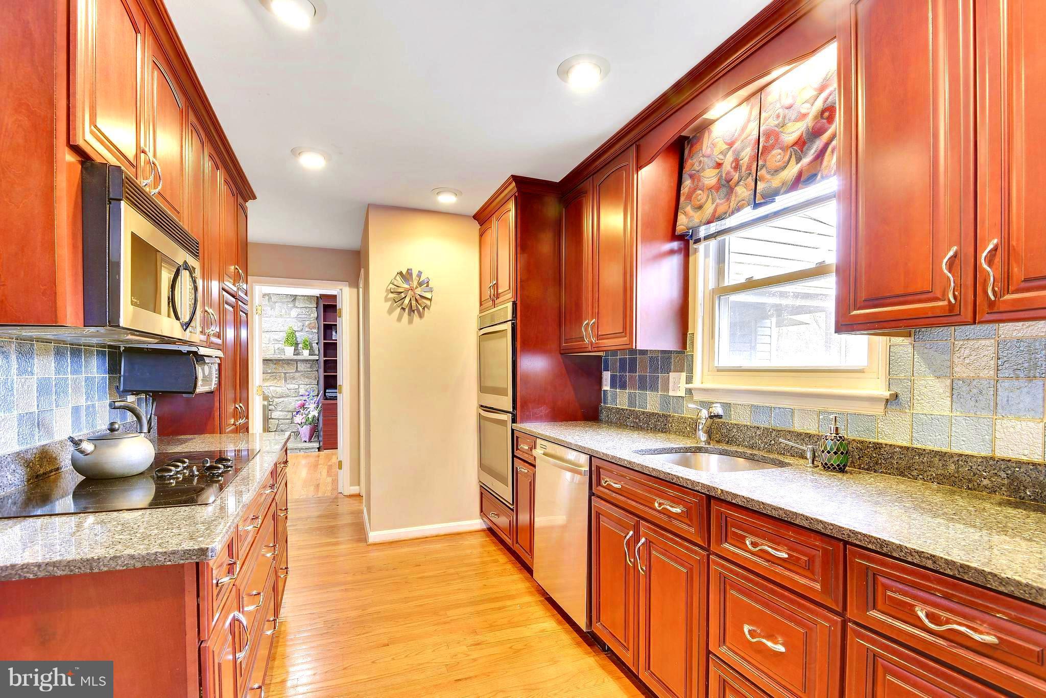 15033 Joshua Tree Road Gaithersburg, MD 20878 - Photo 7 of 28 Glass tile back splash