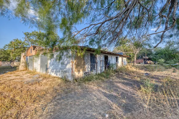 $795,000 | 3936 Farm To Market Road 1052, Uvalde, TX 78801