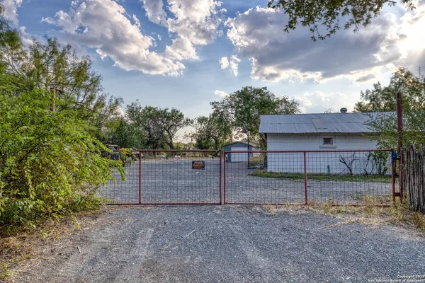 $795,000 | 3936 Farm To Market Road 1052, Uvalde, TX 78801
