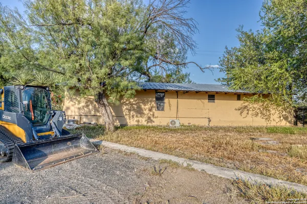 $795,000 | 3936 Farm To Market Road 1052, Uvalde, TX 78801