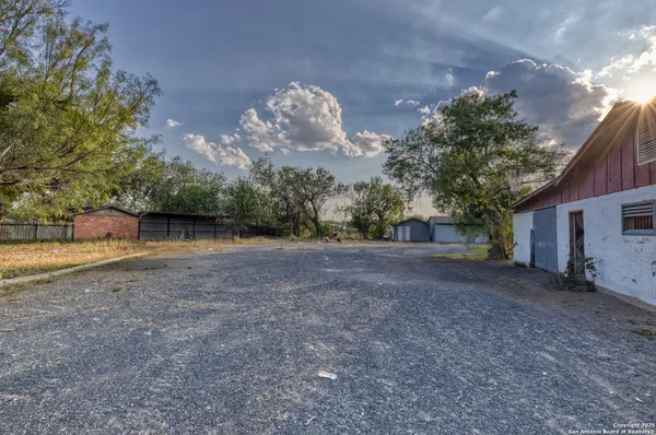 $795,000 | 3936 Farm To Market Road 1052, Uvalde, TX 78801