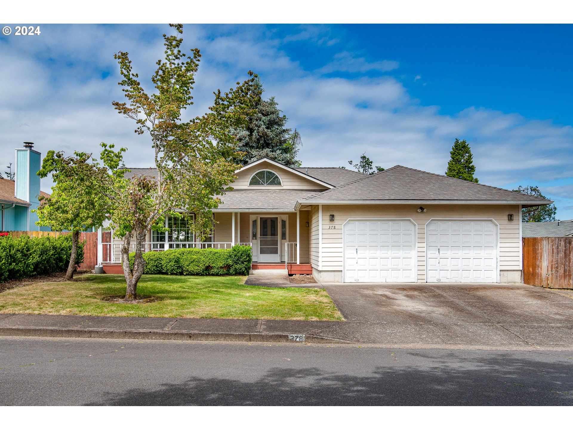 378 70th Street Springfield, OR 97478 - Photo 1 of 39 a front view of a house with garden