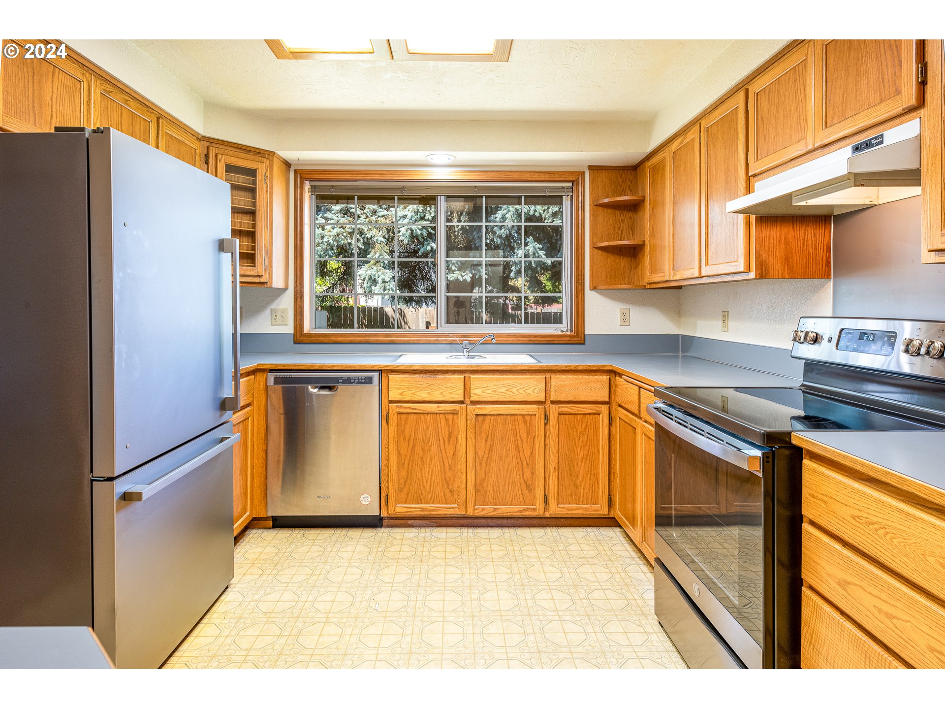 378 70th Street Springfield, OR 97478 - Photo 11 of 39 a kitchen with stainless steel appliances granite countertop a refrigerator and a sink