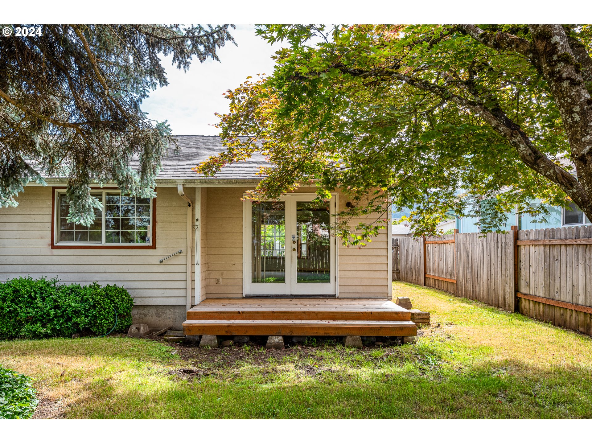 378 70th Street Springfield, OR 97478 - Photo 32 of 39 a front view of a house with a yard