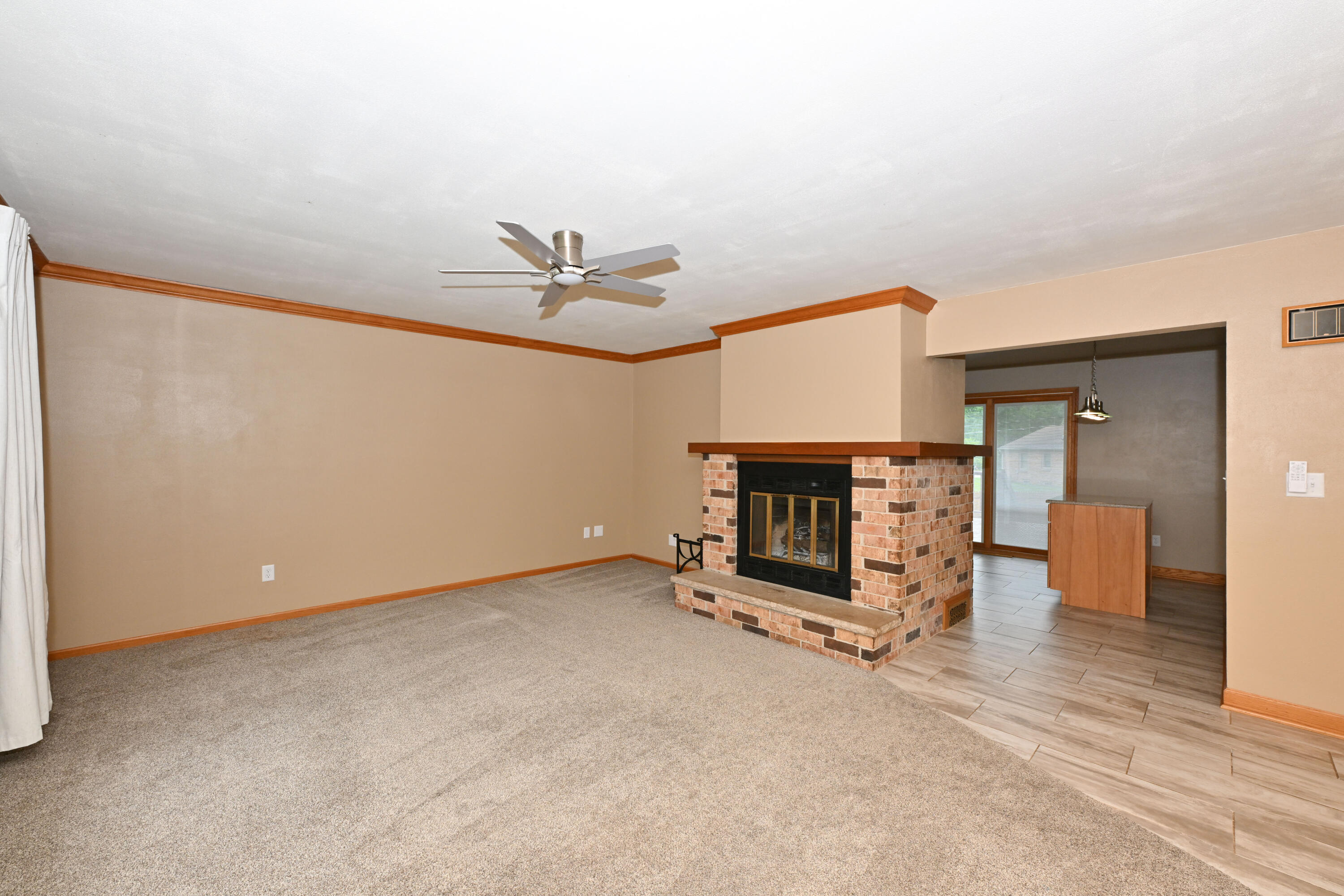 12237 West Larkspur Road Franklin, WI 53132 - Photo 6 of 42 Living Room