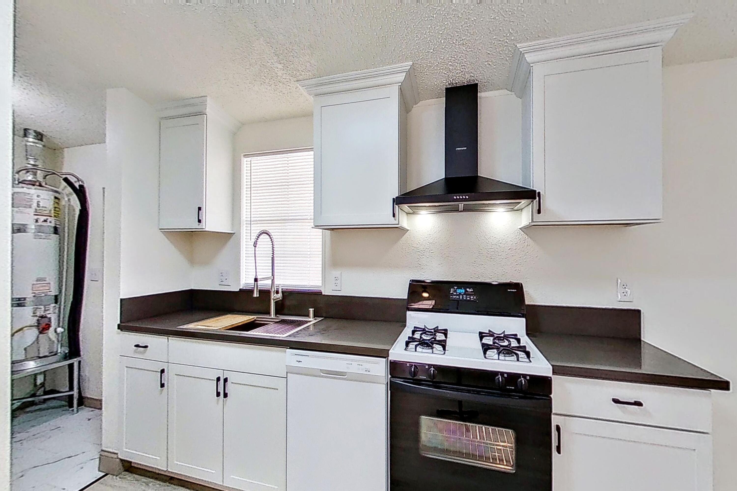 620 West Upjohn Avenue, Unit SPC 33 Ridgecrest, CA 93555 - Photo 14 of 46 kichen 3