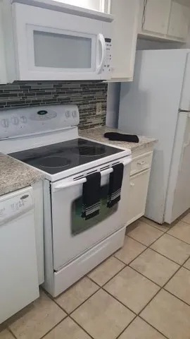 $2,000 | 733 Southeast 1st Way, Unit 104, Deerfield Beach, FL 33441