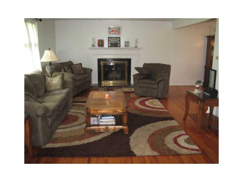 345 Johnston Road Upper St. Clair, PA 15241 - Photo 4 of 25 Living Room.