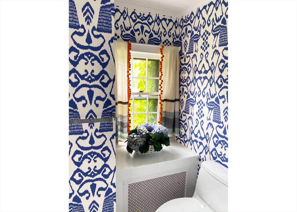 7 North Liberty Street Nantucket, MA 02554 - Photo 20 of 28 a living room with furniture and a potted plant