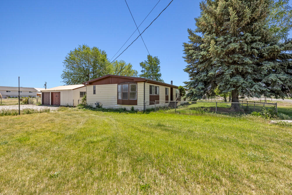 31410 Union Street Bonanza, OR 97623 - Photo 2 of 37 a house view with swimming pool in front of it