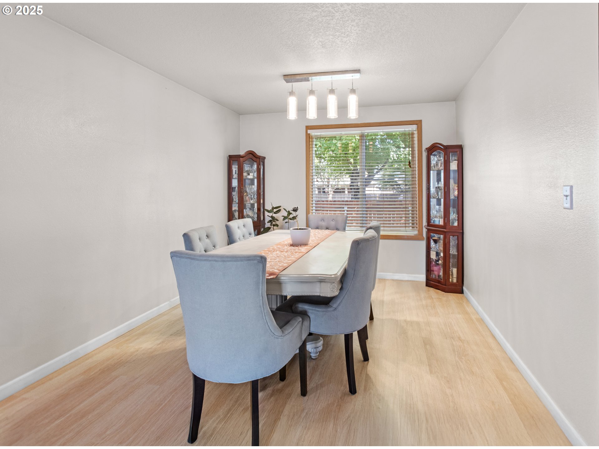 12 Southeast 9th Circle Battle Ground, WA 98604 - Photo 8 of 33 a dining room with furniture and window