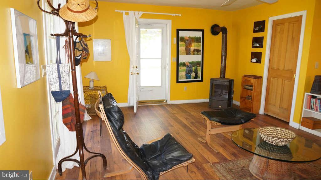 5439 Cassons Neck Road Cambridge, MD 21613 - Photo 25 of 30 Guest House Living Room